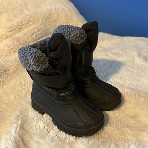 Gap toddler snow boots - fits size 7